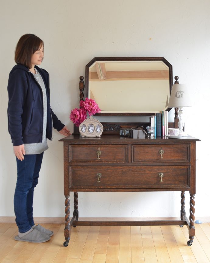 アンティークのドレッサー アンティーク家具 大きな鏡付きのドレッシングチェスト(ドレッサー)、アンティークの英国家具。お部屋にパッと覗ける鏡があると便利です。(k-1620-f)