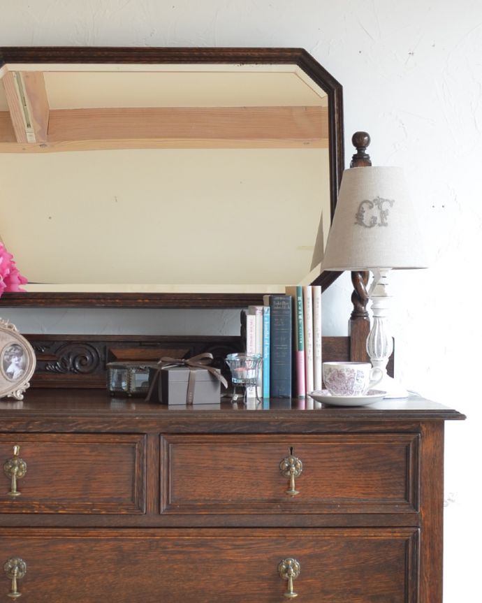 アンティークのドレッサー アンティーク家具 大きな鏡付きのドレッシングチェスト(ドレッサー)、アンティークの英国家具。大きな引き出しがあるので、しっかり収納。(k-1620-f)