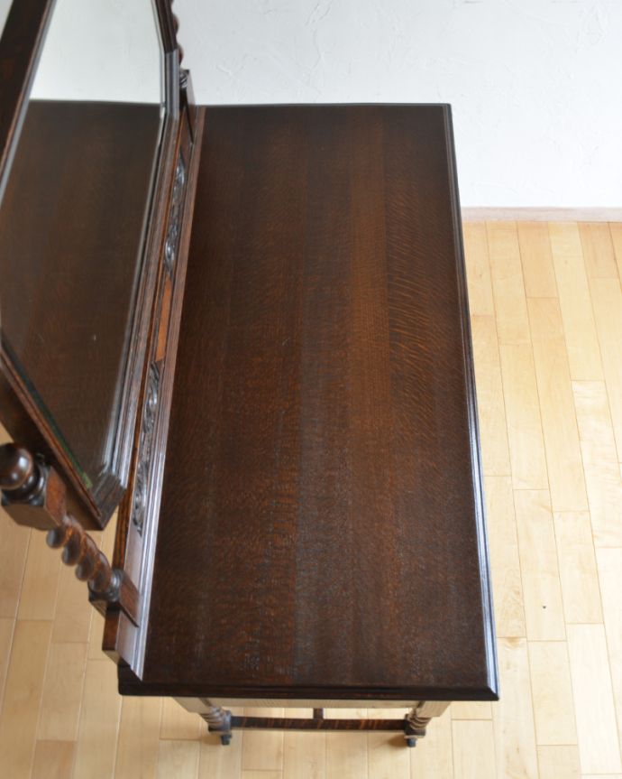 アンティークのドレッサー アンティーク家具 大きな鏡付きのドレッシングチェスト(ドレッサー)、アンティークの英国家具。天板も木目がとってもキレイです。(k-1620-f)