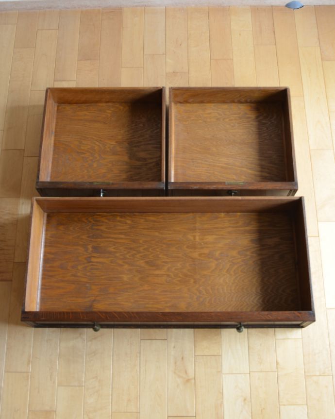 アンティークのドレッサー アンティーク家具 大きな鏡付きのドレッシングチェスト(ドレッサー)、アンティークの英国家具。引き出しは3杯。(k-1620-f)