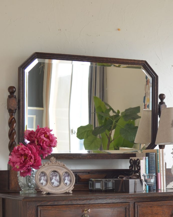 アンティークのドレッサー アンティーク家具 大きな鏡付きのドレッシングチェスト(ドレッサー)、アンティークの英国家具。大きな鏡はお部屋を広く見せる効果大。(k-1620-f)