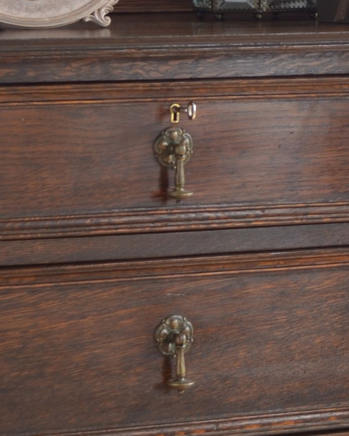 アンティークのドレッサー アンティーク家具 大きな鏡付きのドレッシングチェスト(ドレッサー)、アンティークの英国家具。アンティークならではの凝った形の取っ手です。(k-1620-f)