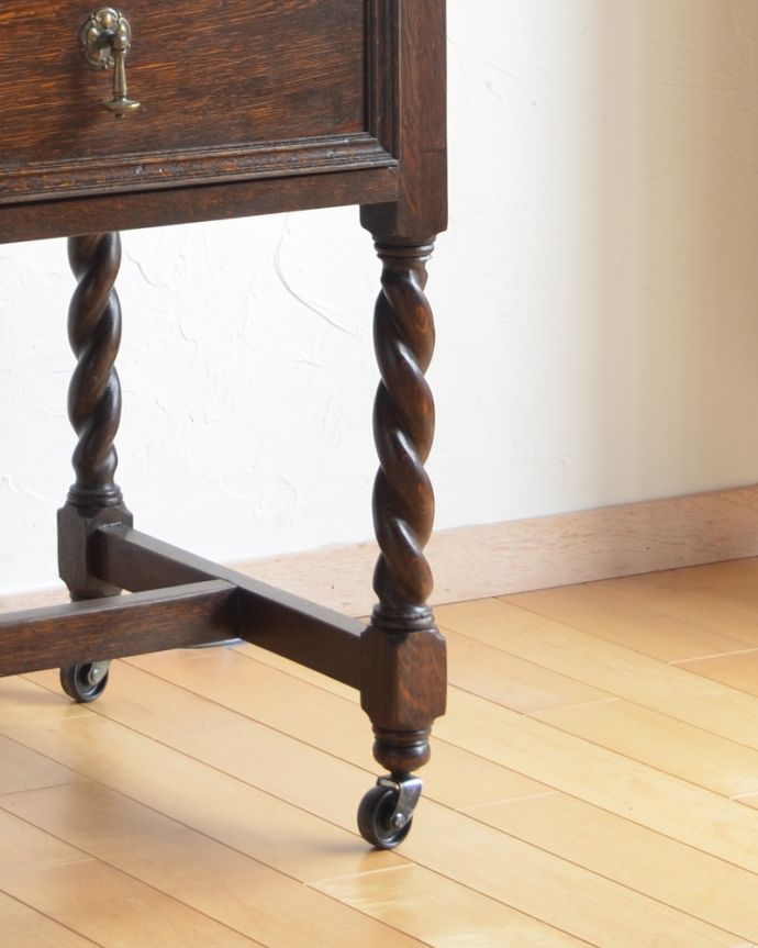 アンティークのドレッサー アンティーク家具 大きな鏡付きのドレッシングチェスト(ドレッサー)、アンティークの英国家具。脚がすっきりしているのでお掃除も楽ですよ。(k-1620-f)