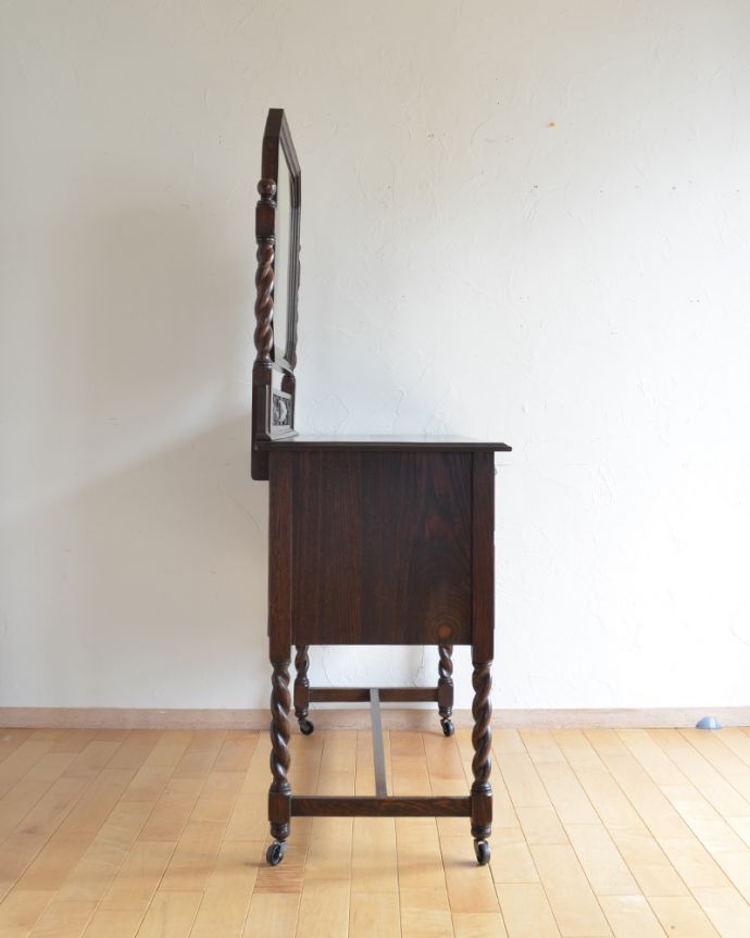 アンティークのドレッサー アンティーク家具 大きな鏡付きのドレッシングチェスト(ドレッサー)、アンティークの英国家具。サイドからみても絵になります。(k-1620-f)