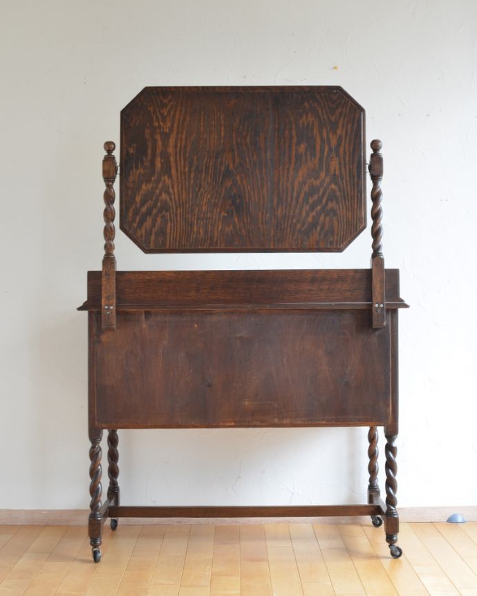 アンティークのドレッサー アンティーク家具 大きな鏡付きのドレッシングチェスト(ドレッサー)、アンティークの英国家具。アンティークは新品ではないので、もちろん経年変化によるキズはありますが、専門の職人が目立たないようキレイにお直しをしているので、後姿までキレイです。(k-1620-f)