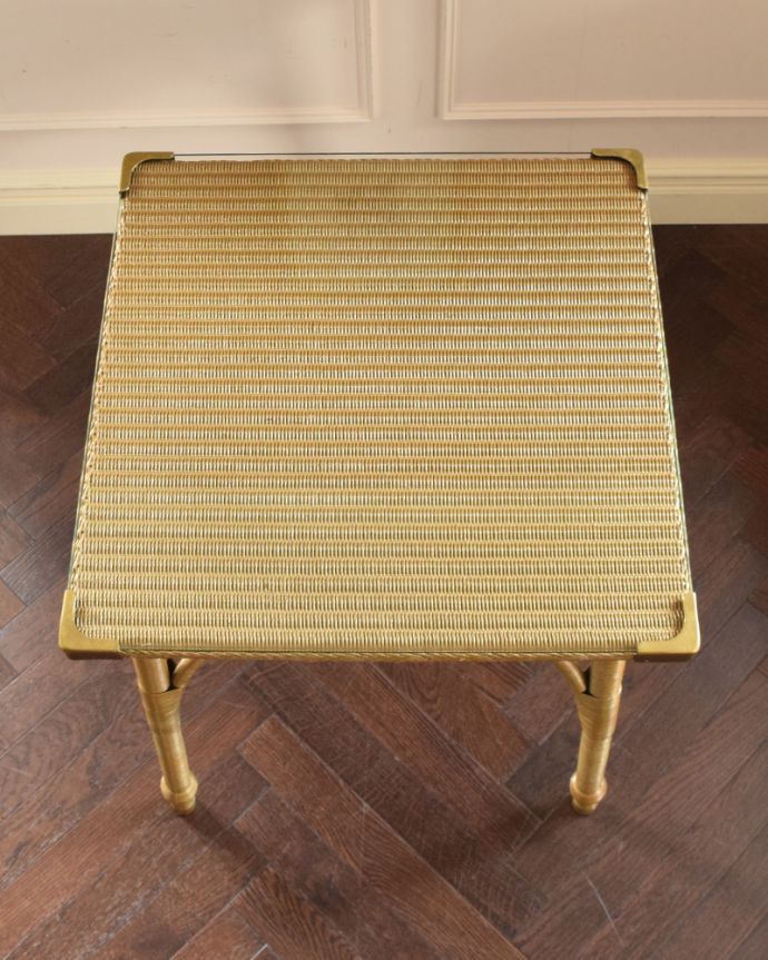 ロイドルーム　アンティーク家具　ちょっぴり優雅なティータイムに、アンティークロイドルームテーブル（ガラス天板付き）。天板にはガラスが重ねてあります。(k-1621-f)