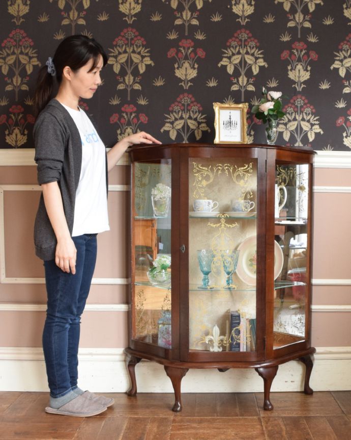 アンティークのキャビネット アンティーク家具 ゴールドの美しい模様を描いた扉付きのアンティークガラスキャビネット(飾り棚)。お気に入りの雑貨や食器を並べてみましょう。(k-1622-f)
