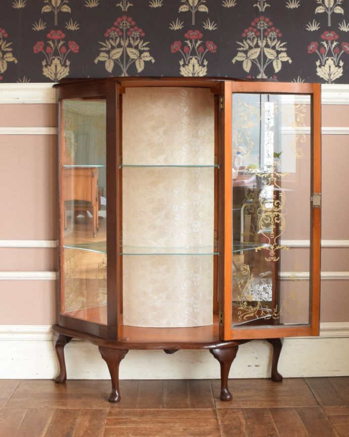 アンティークのキャビネット アンティーク家具 ゴールドの美しい模様を描いた扉付きのアンティークガラスキャビネット(飾り棚)。3段あります。(k-1622-f)