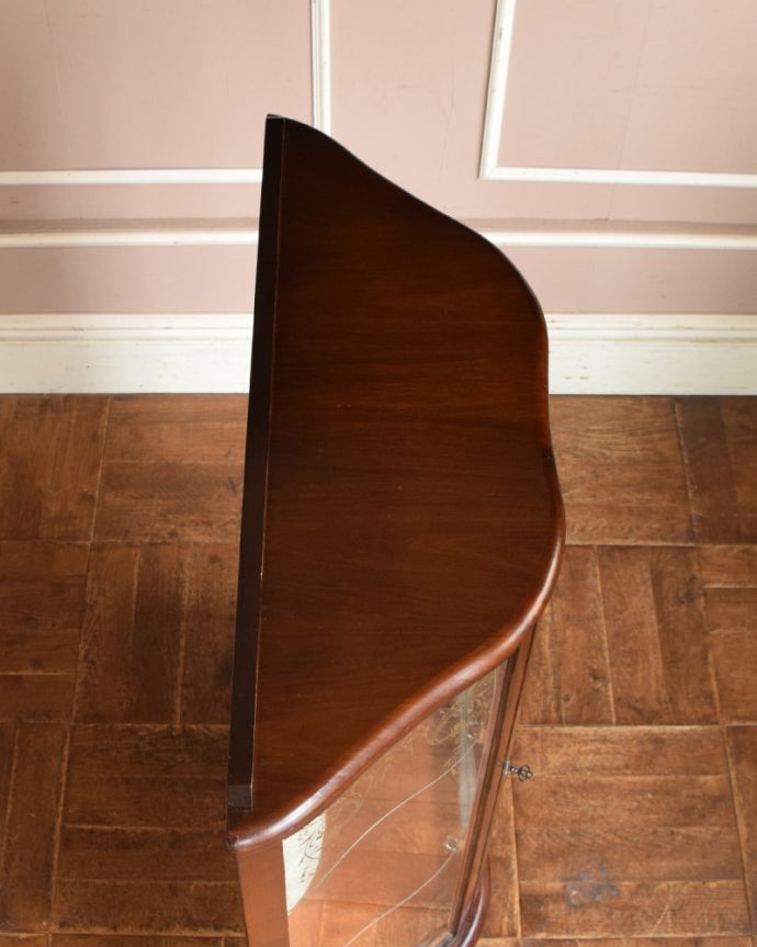 アンティークのキャビネット アンティーク家具 ゴールドの美しい模様を描いた扉付きのアンティークガラスキャビネット(飾り棚)。天板もピカピカにお直ししました。(k-1622-f)