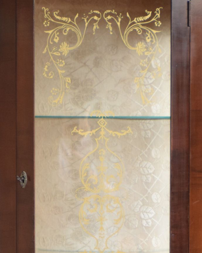 アンティークのキャビネット アンティーク家具 ゴールドの美しい模様を描いた扉付きのアンティークガラスキャビネット(飾り棚)。ガラスも当時のもの。(k-1622-f)