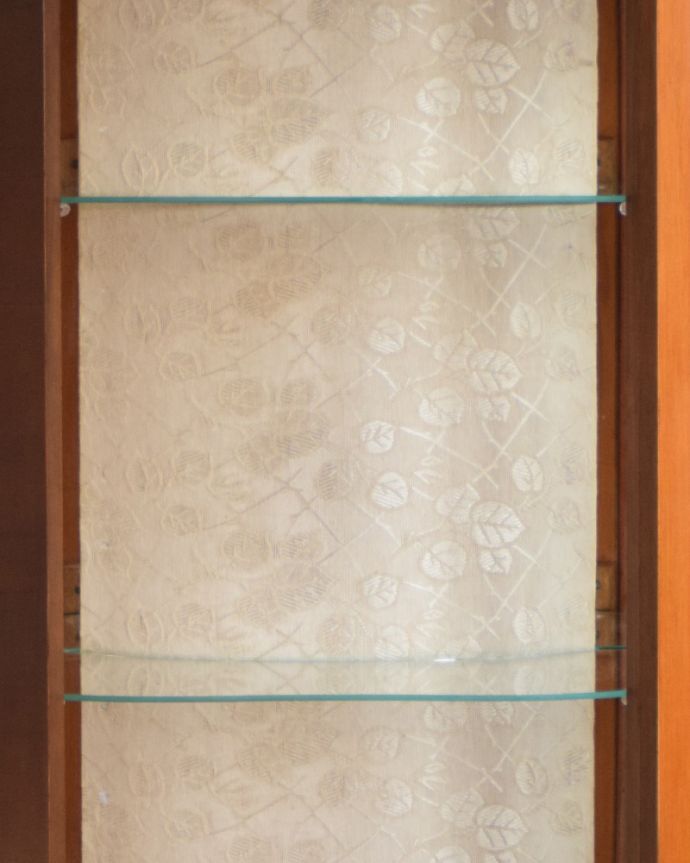 アンティークのキャビネット アンティーク家具 ゴールドの美しい模様を描いた扉付きのアンティークガラスキャビネット(飾り棚)。ガラスの棚板は可動です。(k-1622-f)