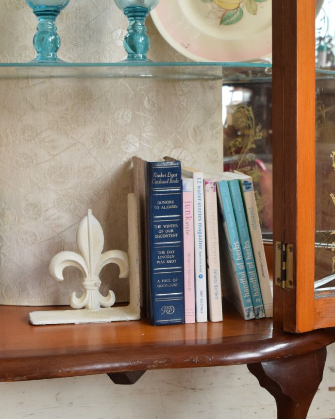 アンティークのキャビネット アンティーク家具 ゴールドの美しい模様を描いた扉付きのアンティークガラスキャビネット(飾り棚)。背板のクロスは、新しいものに張り替え済みです。(k-1622-f)