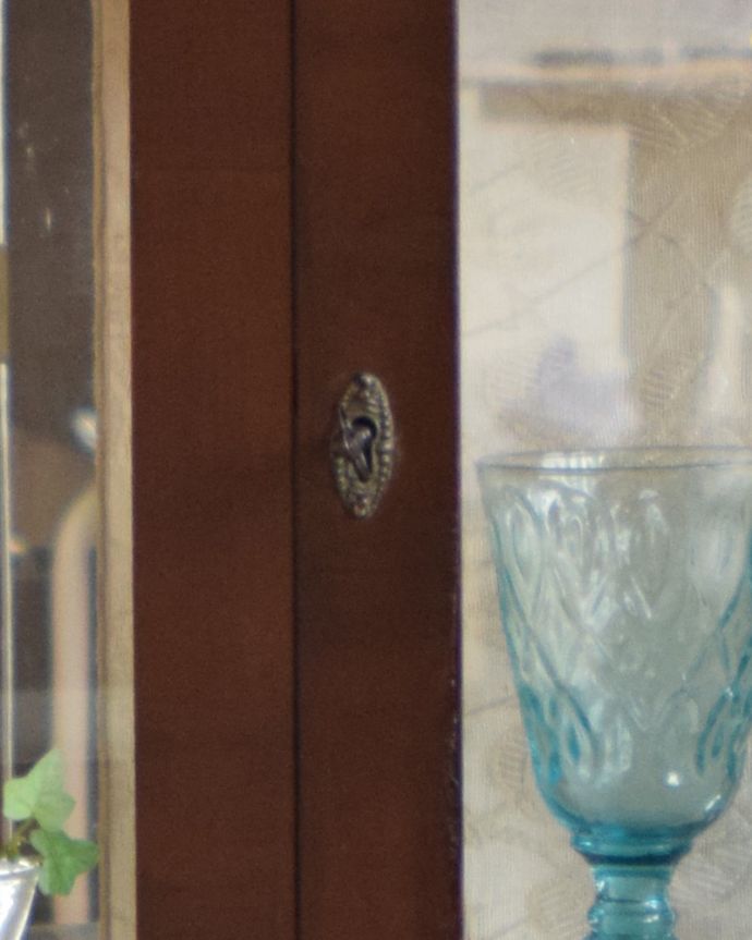 アンティークのキャビネット アンティーク家具 ゴールドの美しい模様を描いた扉付きのアンティークガラスキャビネット(飾り棚)。鍵を引っ掛けて取っ手のようにして開閉してください。(k-1622-f)