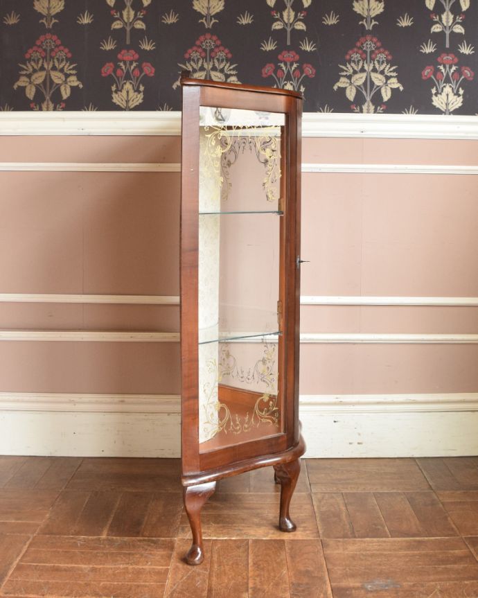 アンティークのキャビネット アンティーク家具 ゴールドの美しい模様を描いた扉付きのアンティークガラスキャビネット(飾り棚)。サイドもガラスなので、どこから見ても美しいです!。(k-1622-f)