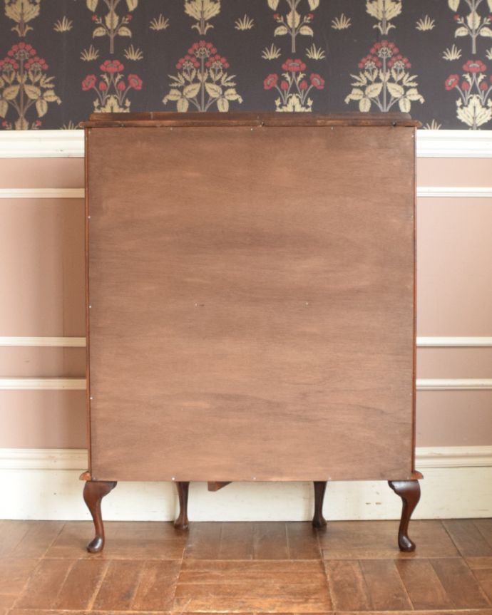 アンティークのキャビネット アンティーク家具 ゴールドの美しい模様を描いた扉付きのアンティークガラスキャビネット(飾り棚)。アンティークは新品ではないので、もちろん経年変化によるキズはありますが、専門の職人が目立たないようキレイにお直しをしているので、後姿までキレイです。(k-1622-f)