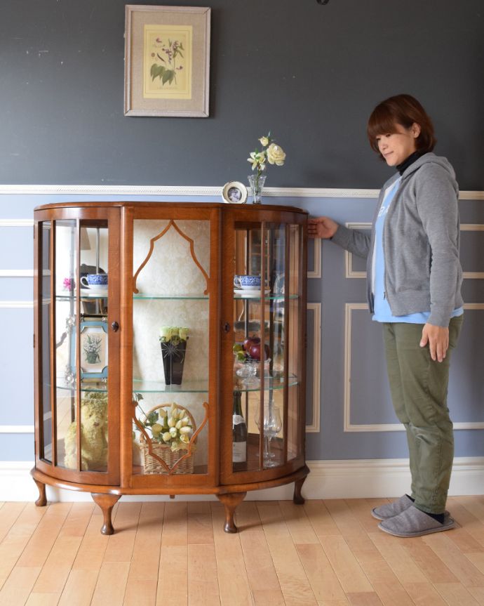 アンティークのキャビネット　アンティーク家具　キラキラ輝くガラスキャビネット、英国スタイルのアンティーク家具。風格と品があるので、リビングはもちろん、和室や書斎、客間にも最適。(k-1623-f)