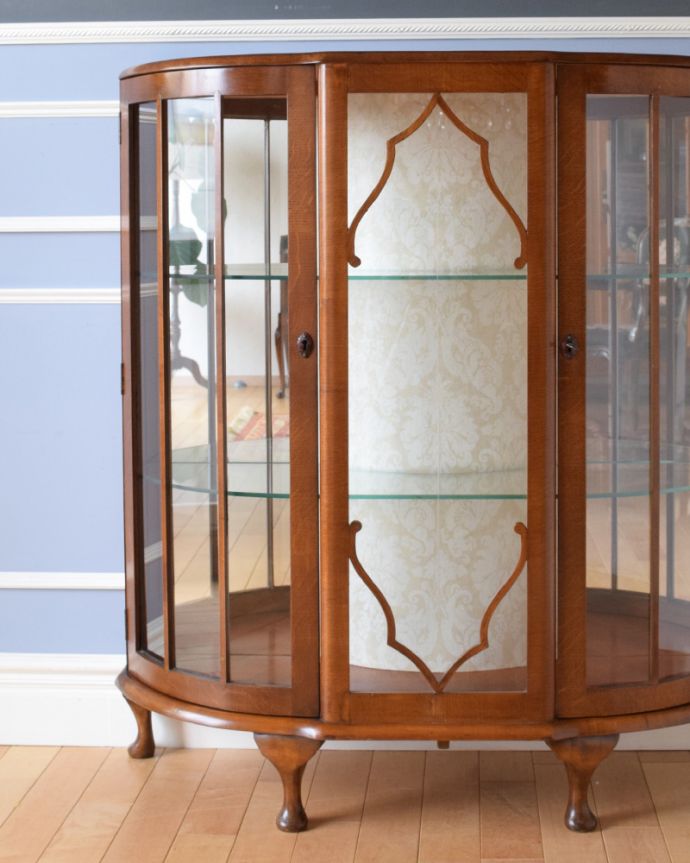 アンティークのキャビネット　アンティーク家具　キラキラ輝くガラスキャビネット、英国スタイルのアンティーク家具。アンティークのガラスがキレイにはめ込んであります。(k-1623-f)