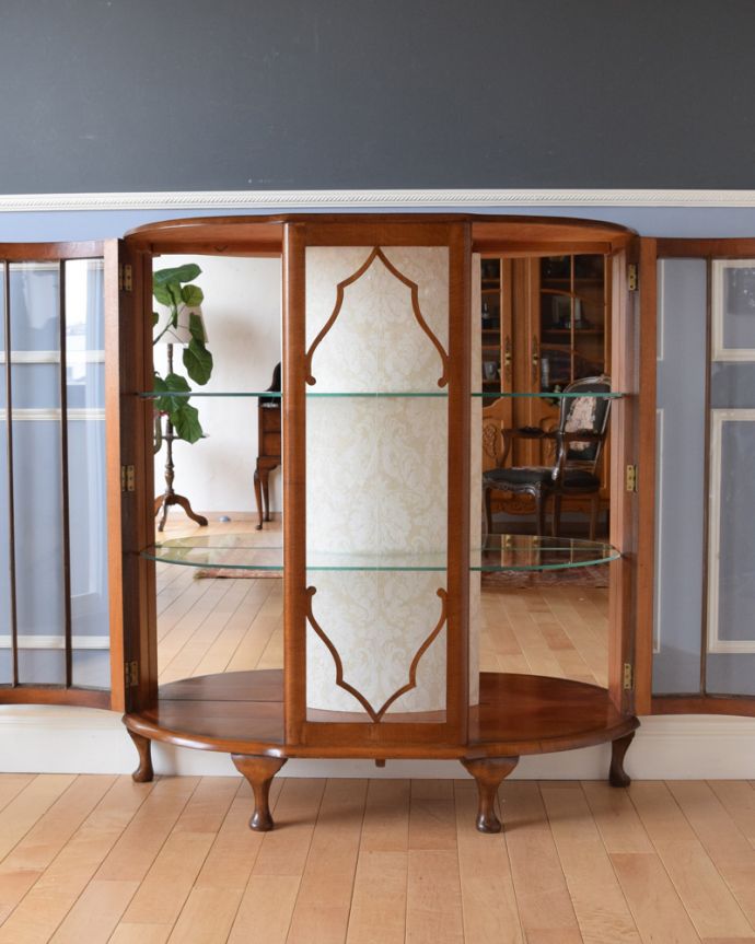 アンティークのキャビネット　アンティーク家具　キラキラ輝くガラスキャビネット、英国スタイルのアンティーク家具。３段あります。(k-1623-f)