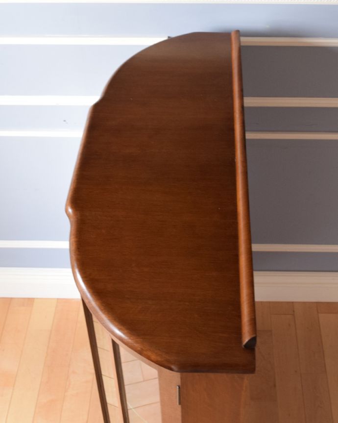 アンティークのキャビネット　アンティーク家具　キラキラ輝くガラスキャビネット、英国スタイルのアンティーク家具。天板もピカピカにお直ししました。(k-1623-f)