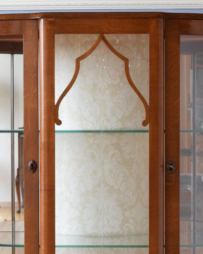 アンティークのキャビネット　アンティーク家具　キラキラ輝くガラスキャビネット、英国スタイルのアンティーク家具。ガラスもアンティークならでは。(k-1623-f)