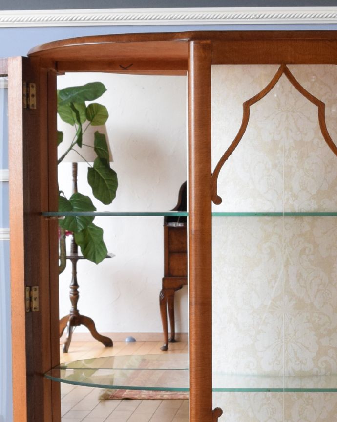 アンティークのキャビネット　アンティーク家具　キラキラ輝くガラスキャビネット、英国スタイルのアンティーク家具。扉内の背面は、ミラーとクロスで仕上がっています。(k-1623-f)