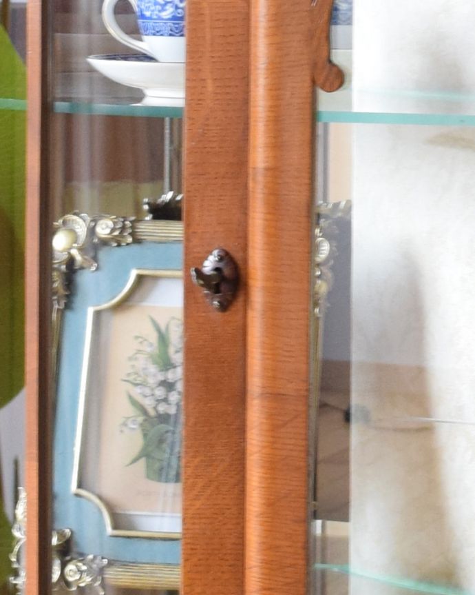 アンティークのキャビネット　アンティーク家具　キラキラ輝くガラスキャビネット、英国スタイルのアンティーク家具。鍵を引っかけて取っ手のようにお使いください。(k-1623-f)