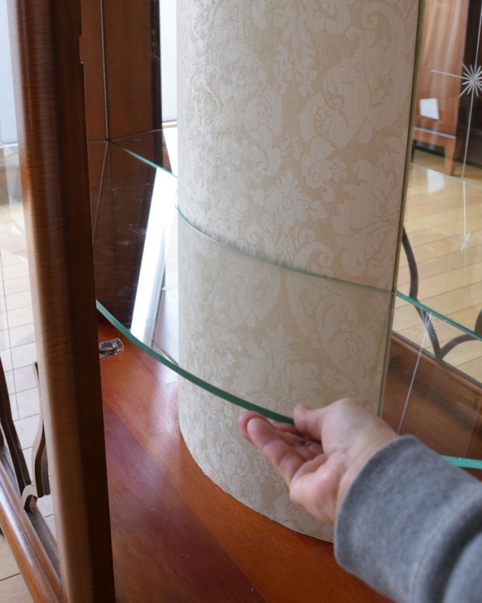 アンティークのキャビネット　アンティーク家具　キラキラ輝くガラスキャビネット、英国スタイルのアンティーク家具。ガラスの棚板は可動です。(k-1623-f)