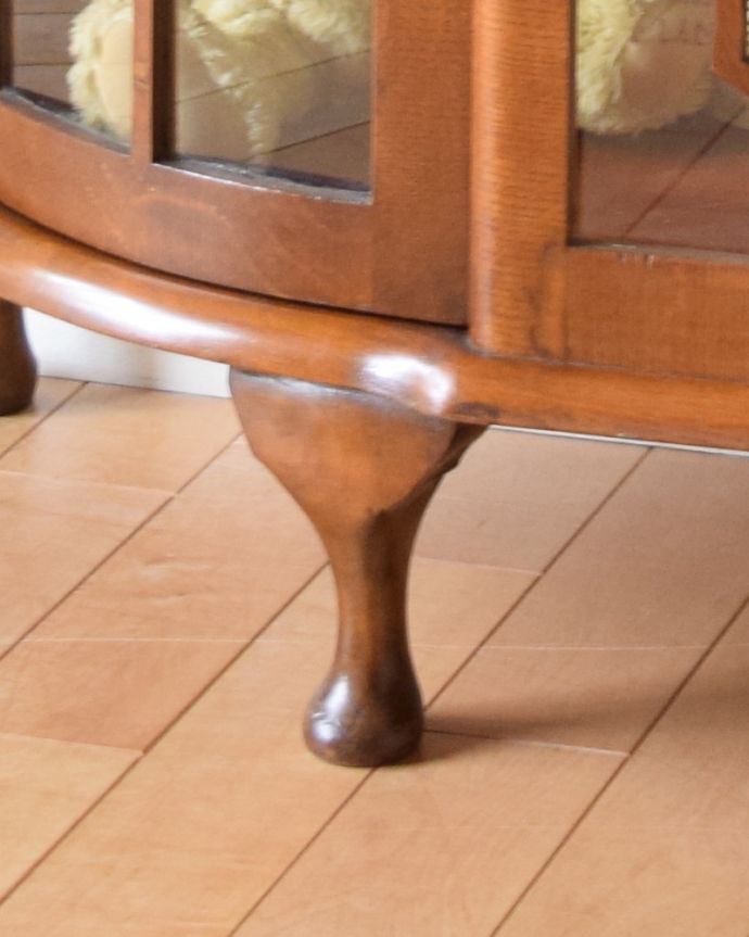 アンティークのキャビネット　アンティーク家具　キラキラ輝くガラスキャビネット、英国スタイルのアンティーク家具。安定感のある脚がしっかり支えます。(k-1623-f)