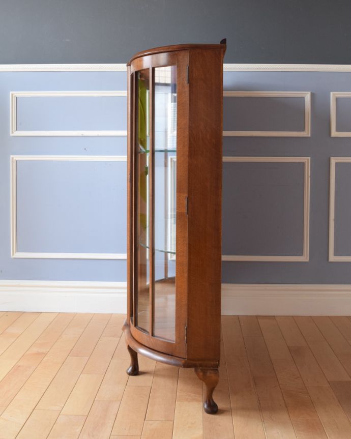 アンティークのキャビネット　アンティーク家具　キラキラ輝くガラスキャビネット、英国スタイルのアンティーク家具。サイドもガラスなので、どこから見ても美しいです！しっかり作られているので、安心してお使いいただけます。(k-1623-f)