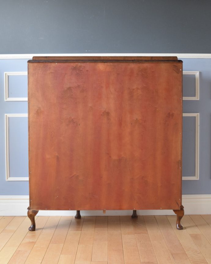 アンティークのキャビネット　アンティーク家具　キラキラ輝くガラスキャビネット、英国スタイルのアンティーク家具。アンティークは新品ではないので、もちろん経年変化によるキズはありますが、専門の職人が目立たないようキレイにお直しをしているので、後姿までキレイです。(k-1623-f)