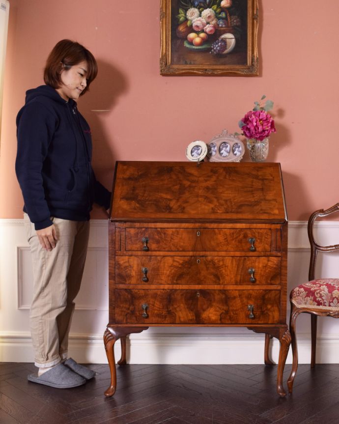 ビューロー アンティーク家具 使いやすいビューロー(デスク)、キレイなアンティーク英国家具。外国製のビューローは装飾があちこちにあるので、絵になるアイテム。(k-1624-f)