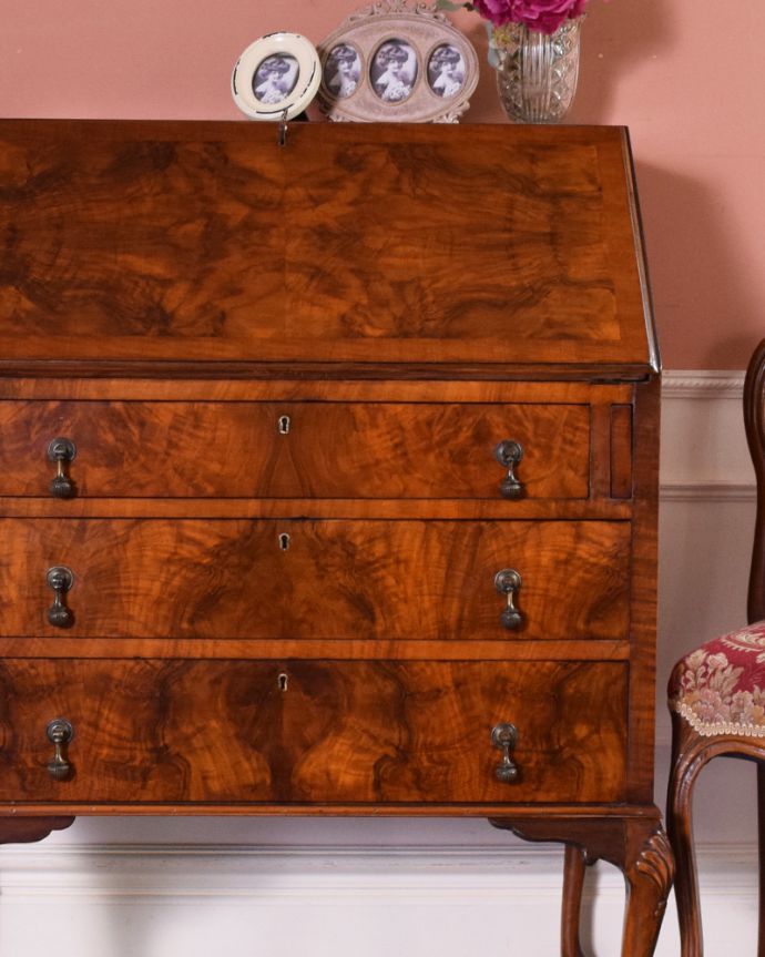 ビューロー アンティーク家具 使いやすいビューロー(デスク)、キレイなアンティーク英国家具。とっても美しい彫の装飾です。(k-1624-f)