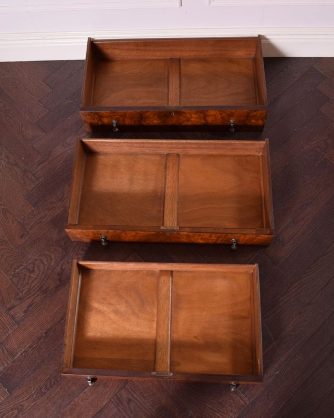 ビューロー アンティーク家具 使いやすいビューロー(デスク)、キレイなアンティーク英国家具。広々とした引き出しが3杯あります。(k-1624-f)