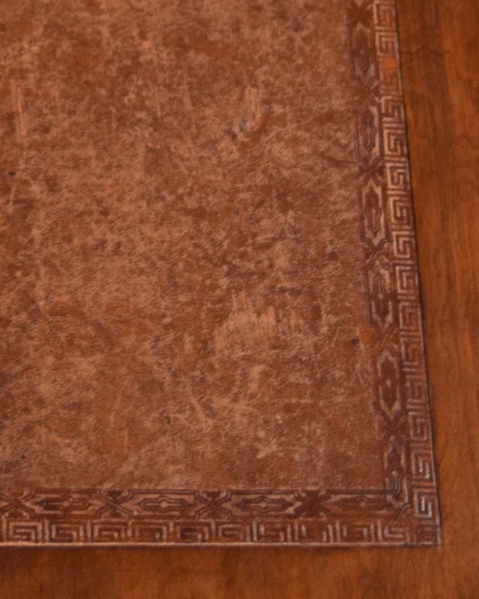 ビューロー アンティーク家具 使いやすいビューロー(デスク)、キレイなアンティーク英国家具。ビューロー天板はシックなブラウンの革張りになっています。(k-1624-f)