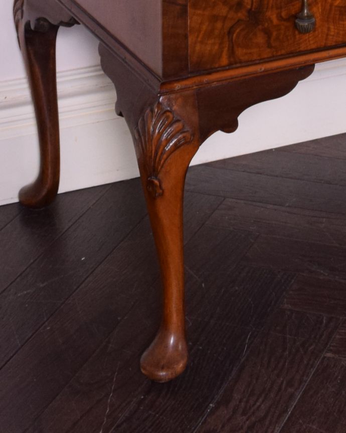 ビューロー アンティーク家具 使いやすいビューロー(デスク)、キレイなアンティーク英国家具。ビューローをしっかり支える脚です。(k-1624-f)