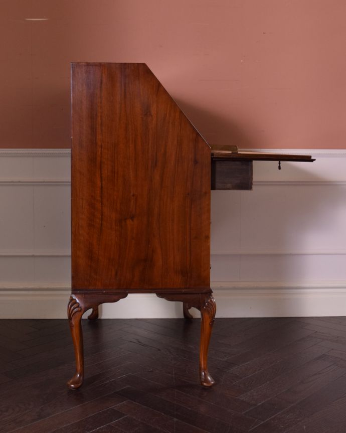 ビューロー アンティーク家具 使いやすいビューロー(デスク)、キレイなアンティーク英国家具。ビューローを閉じると、スッキリとしたキャビネットに。(k-1624-f)