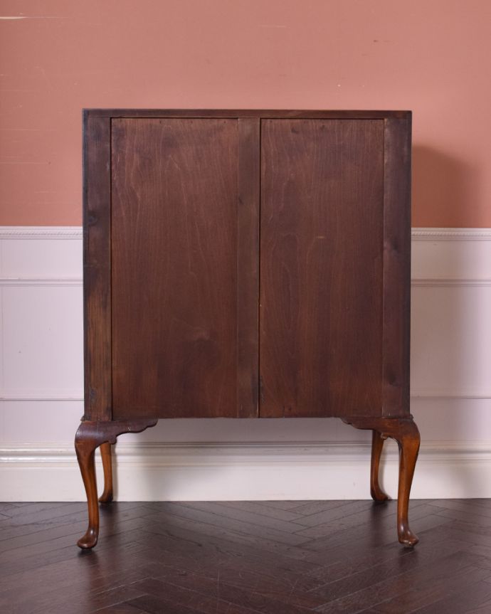 ビューロー アンティーク家具 使いやすいビューロー(デスク)、キレイなアンティーク英国家具。アンティークは新品ではないので、もちろん経年変化によるキズはありますが、専門の職人が目立たないようキレイにお直しをしているので、後姿までキレイです。(k-1624-f)