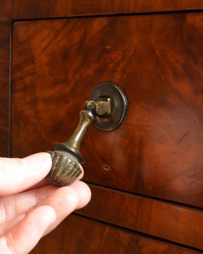 ビューロー アンティーク家具 使いやすいビューロー(デスク)、キレイなアンティーク英国家具。重厚感のある取っ手。(k-1624-f)