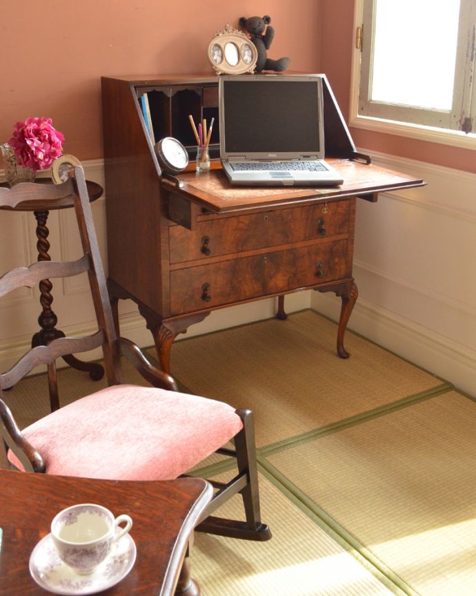 ビューロー アンティーク家具 使いやすいビューロー(デスク)、キレイなアンティーク英国家具。畳のお部屋に合わせてみると、ウォルナット材がしっくりときます。(k-1624-f)