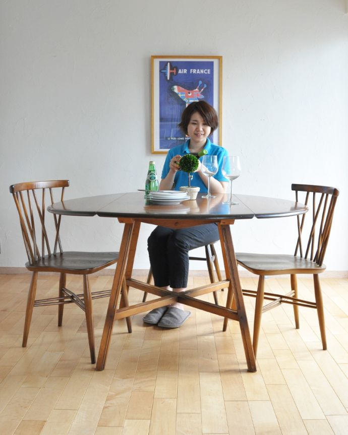 アーコールの家具 アンティーク家具 北欧の老舗メーカー、アーコールの伸張式ダイニングテーブル(ドロップリーフテーブル)。大人気の丸いダイニングテーブル。(k-1626-f)