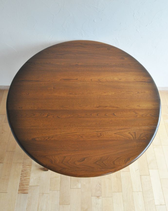 アーコールの家具 アンティーク家具 北欧の老舗メーカー、アーコールの伸張式ダイニングテーブル(ドロップリーフテーブル)。丸くて愛嬌のある天板です。(k-1626-f)