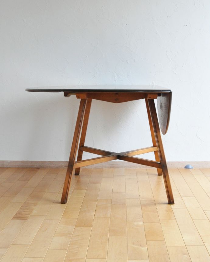 アーコールの家具 アンティーク家具 北欧の老舗メーカー、アーコールの伸張式ダイニングテーブル(ドロップリーフテーブル)。キレイな状態なので大切に使われていたことが分かります。(k-1626-f)