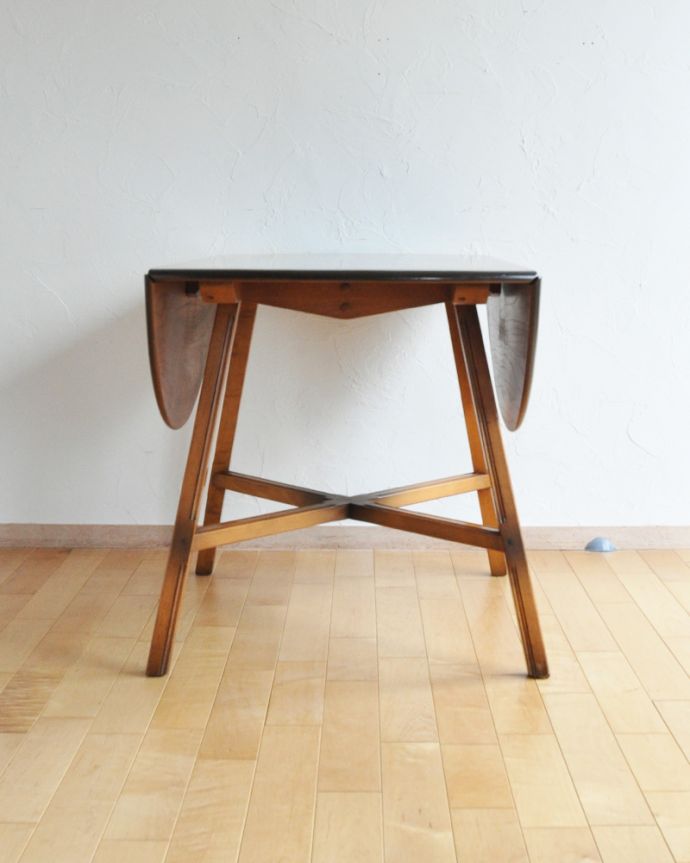 アーコールの家具 アンティーク家具 北欧の老舗メーカー、アーコールの伸張式ダイニングテーブル(ドロップリーフテーブル)。使わないときは、たたんで壁につけておけば、お部屋が広く使えます。(k-1626-f)