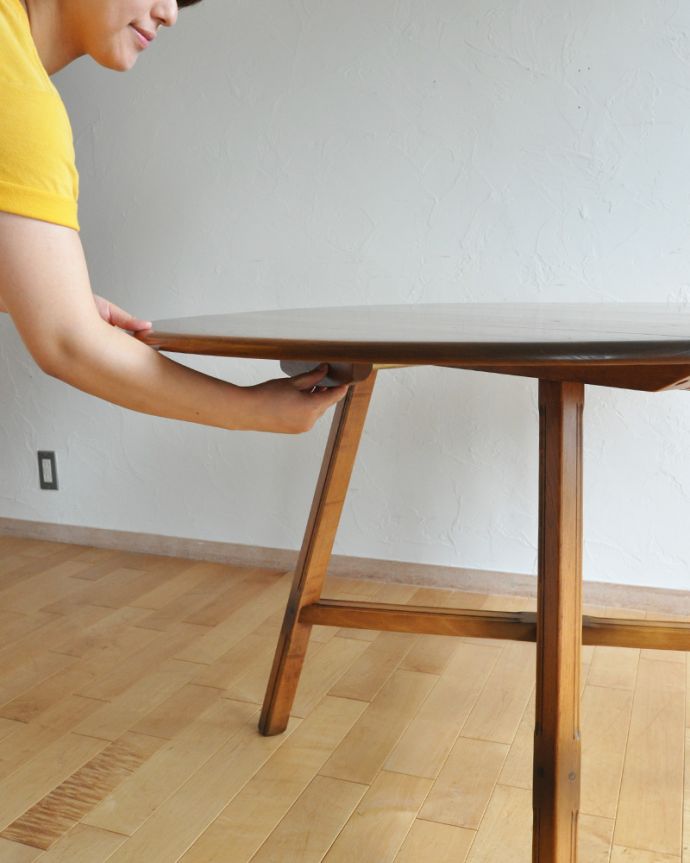 アーコールの家具 アンティーク家具 北欧の老舗メーカー、アーコールの伸張式ダイニングテーブル(ドロップリーフテーブル)。広げるのはとっても簡単。(k-1626-f)