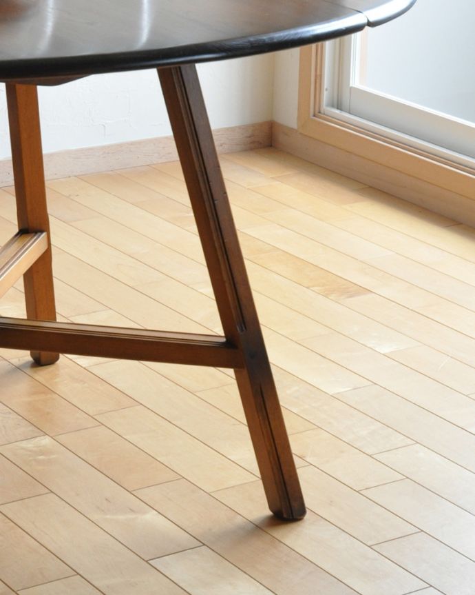 アーコールの家具 アンティーク家具 北欧の老舗メーカー、アーコールの伸張式ダイニングテーブル(ドロップリーフテーブル)。きちんとお直ししていますので、しっかりとした安定感があります。(k-1626-f)