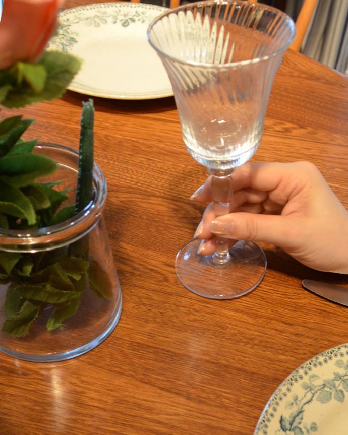 アーコールの家具 アンティーク家具 北欧の老舗メーカー、アーコールの伸張式ダイニングテーブル(ドロップリーフテーブル)。天板もキレイにお直ししたので、安心して使って下さい天板の木目もカッコイイ!いつもの食事も美しく見えます。(k-1626-f)