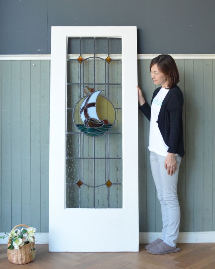 ドア・ゲート アンティーク家具 大海原を渡って日本にやってきた船のモチーフのステンドグラスが素敵なアンティークドア。カラフルなステンドグラスが入ってとってもオシャレ!(モデルの身長は165cmです)。(k-1630-f)