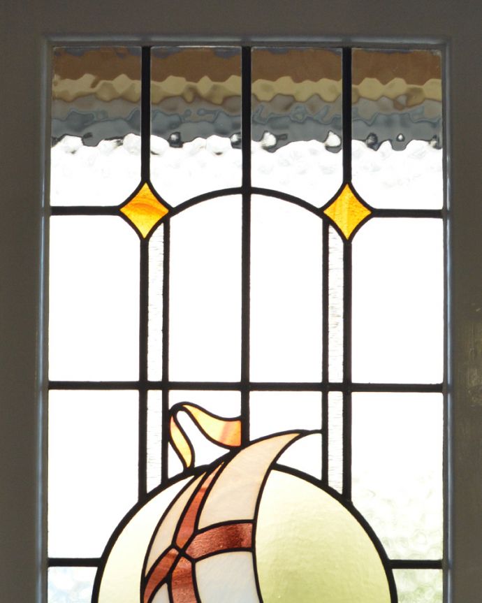 ドア・ゲート アンティーク家具 大海原を渡って日本にやってきた船のモチーフのステンドグラスが素敵なアンティークドア。光の当り具合によって模様が浮き出します。(k-1630-f)