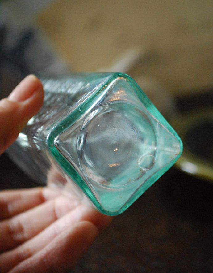 アンティークガラスボトル、四角いエンボス入りのガラス瓶(k-1630-z