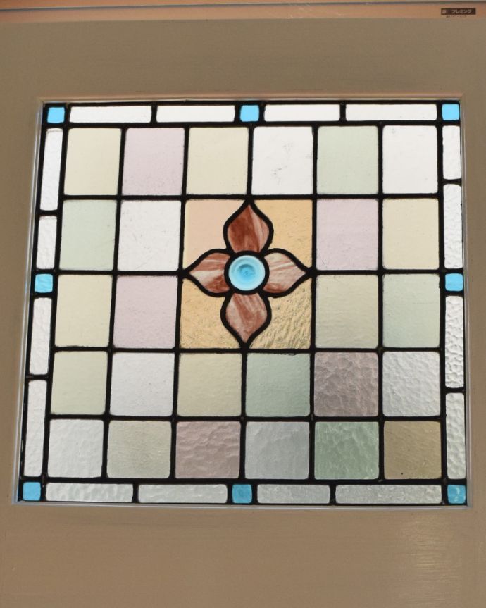 ドア・ゲート　アンティーク家具　かわいいアンティークの建具、ステンドグラスが入ったドア。ぬくもりのあるアンティークのガラスから光が差仕込むと、お部屋がやさしい空気に包まれてとても素敵です。(k-1631-f)